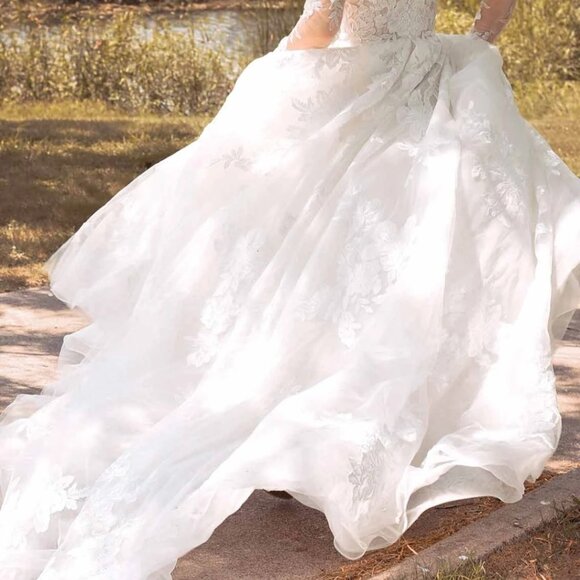 Essense of Australia Lace V-Neckline Wedding Dress with Optional Long Sleeves - Picture 6 of 13